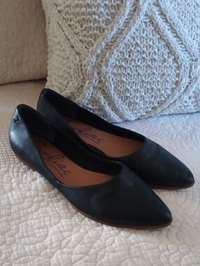Zodiac Black Flats Size 9.5